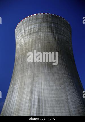 Torre di raffreddamento presso la centrale nucleare di Temelin, Repubblica Ceca, Europa Foto Stock