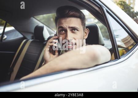 Buon viaggio. Immagine di un giovane bel ragazzo seduto in macchina Foto Stock