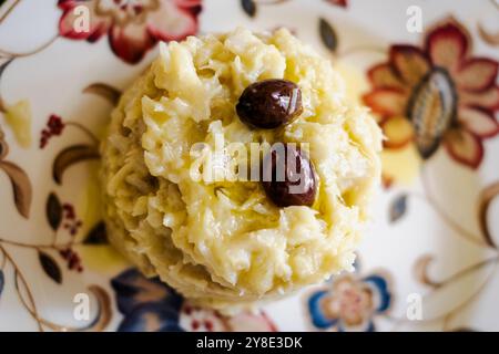 Il "Brandacuiun" è un piatto tipico della tradizione marinara ligure. A base di stoccafisso, olive e patate possono essere servite all'inizio Foto Stock