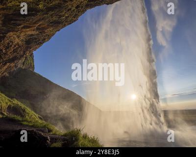 Cascata Seljalandsfoss, ripresa retroilluminata, Islanda del Sud, Islanda, Europa Foto Stock