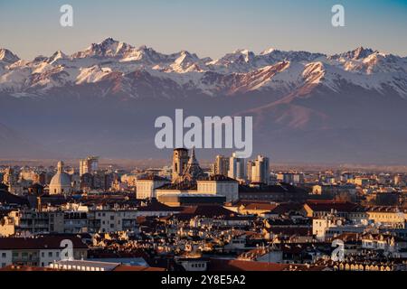 Veduta di Torino con il Palazzo reale e la Cappella della Sindone circondata dalle Alpi. Foto Stock