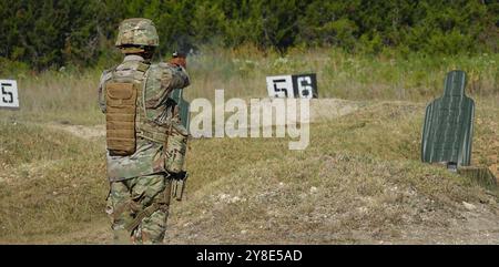 Soldato assegnato all'HHC, Headquarters, 1st Medical Brigade, HHC Headquarters mira la sua pistola M17 all'obiettivo Black Pistol GAP Range il 2 ottobre 2024 a Fort Cavazos, Texas. La qualificazione annuale delle armi assicura che le abilità e la conoscenza dell'arma da parte dei soldati siano affilate. (Foto dell'esercito DEGLI STATI UNITI di Sgt. 1st Class Davis-Massey) Foto Stock