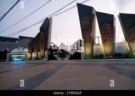 L'edificio si affaccia di fronte al monumento del Parco delle Tombe degli Eroi nel pomeriggio nella città di Balikpapan Foto Stock