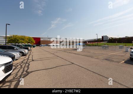 Saginaw, Stati Uniti. 3 ottobre 2024. Una vista del parcheggio e dell'ingresso al Ryder Center presso la Saginaw Valley State University a Saginaw, Michigan, il 3 ottobre 2024, circa un'ora prima che l'ex presidente Donald Trump parlasse ai sostenitori. (Foto di Daniel Brown/Sipa USA) credito: SIPA USA/Alamy Live News Foto Stock