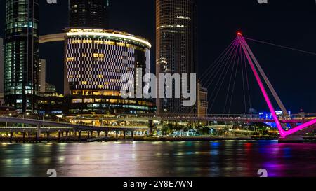 Brisbane, QLD, Australia - nuovo casinò Queen's Wharf Tower Star di notte Foto Stock