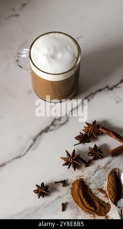 Goditi il calore e i sapori dell'autunno con questa raccolta di foto che ritraggono spezie aromatiche e un drink accogliente. Foto Stock