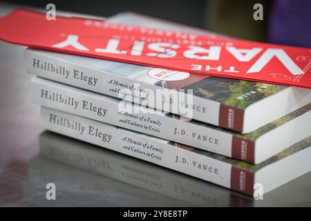 Copie del libro Hillbilly Elegy, firmato dal senatore repubblicano JD Vance (R-OH), sono viste al Varsity Diner il 4 ottobre 2024 a Roma, Georgia, USA. (Foto di Julia Beverly/Alamy Live News) Foto Stock