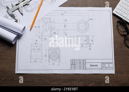 Diversi disegni tecnici e strumenti su tavoli in legno, piatti Foto Stock