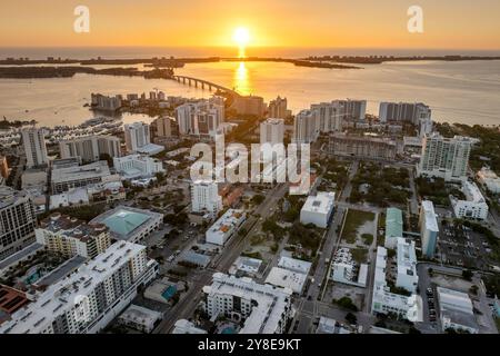 Sopra la vista della città di Sarasota, Florida, con alti edifici adibiti a uffici sul lungomare e la John Ringling Causeway che porta dal centro a St. Armands Key. D Foto Stock