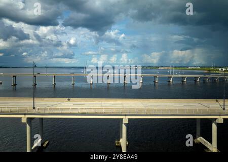 Barron Collier Bridge e Gilchrist Bridge in Florida con traffico in movimento. Infrastruttura di trasporto nella contea di Charlotte che collega Punta Gorda An Foto Stock