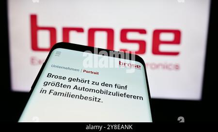 Germania. 23 settembre 2024. In questa illustrazione fotografica, un telefono cellulare con il sito web dell'azienda automobilistica tedesca Brose Fahrzeugteile se Co. KG è visibile davanti al logo. Credito: SOPA Images Limited/Alamy Live News Foto Stock