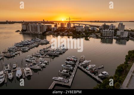 Vista aerea del centro di Sarasota al tramonto con yacht della baia e alti edifici per uffici. Sviluppo immobiliare in Florida. Viaggi negli Stati Uniti Foto Stock