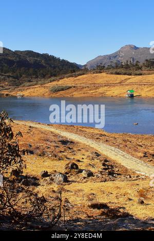 prati alpini panoramici e splendido lago pt tso o penga teng tso, remota area montana himalayana del distretto di tawang nell'arunachal pradesh, india Foto Stock