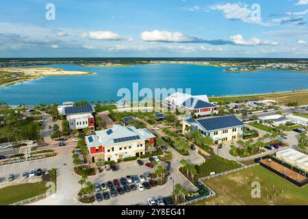 Pannelli fotovoltaici solari installati sopra gli edifici adibiti a uffici della Florida per la produzione di energia elettrica ecologica pulita. Energia elettrica rinnovabile con zero Foto Stock