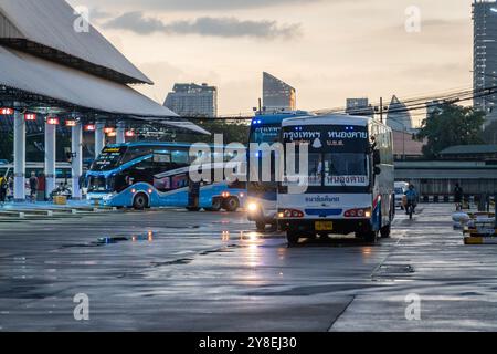 Una grande vista degli autobus a due piani per le partenze, al tramonto, al terminal degli autobus di Mo Chit, a Bangkok. Il 1° ottobre 2024, un tragico incidente su autobus a due piani a Bangkok ha causato la morte di diversi studenti. L'incidente ha evidenziato le preoccupazioni in materia di sicurezza per i difetti di costruzione, i controlli di sicurezza insufficienti e l'adattamento dei serbatoi di gas NGV per questi autobus spesso prodotti da aziende locali. Gli autobus a due piani, comunemente utilizzati per viaggi a lunga distanza e a prezzi accessibili, sono spesso l'unica opzione per i locali thailandesi che tornano a casa settimanalmente, anche dai tour operator turistici, nonostante i rischi per la sicurezza associati a questi c Foto Stock