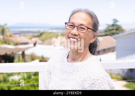 Ritratto di una donna asiatica anziana felice che guarda la macchina fotografica e sorride Foto Stock
