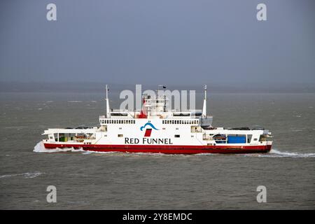 Red Funnel, traghetto per l'Isola di Wight, Red Eagle in condizioni meteorologiche avverse Foto Stock