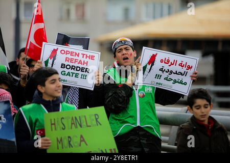 Gaziantep, Turkiye. 23 dicembre 2023. Decine di manifestanti si riuniscono nella città turca meridionale di Gaziantep per chiedere la libertà della Palestina. I partecipanti hanno alzato la bandiera palestinese accanto a quella turca in solidarietà con i palestinesi, mostrando anche striscioni che chiedevano la fine dell'operazione militare israeliana a Gaza e la protezione dei medici palestinesi nell'enclave palestinese assediata. La manifestazione è stata organizzata dalla IHH Humanitarian Relief Foundation Foto Stock