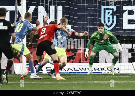 HELMOND, 04-10-2024, GS Staalwerken Stadium, Dutch Keukenkampioen divisie, stagione 2024-2025. Helmond Sport - Jong Ajax. Focus del portiere di Jong Ajax Charlie Setford Foto Stock