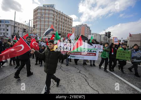 Gaziantep, Turkiye. 23 dicembre 2023. Decine di manifestanti si riuniscono nella città turca meridionale di Gaziantep per chiedere la libertà della Palestina. I partecipanti hanno alzato la bandiera palestinese accanto a quella turca in solidarietà con i palestinesi, mostrando anche striscioni che chiedevano la fine dell'operazione militare israeliana a Gaza e la protezione dei medici palestinesi nell'enclave palestinese assediata. La manifestazione è stata organizzata dalla IHH Humanitarian Relief Foundation Foto Stock