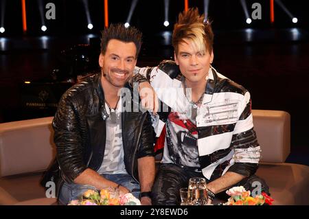 Andreas Ehrlich und Chris Ehrlich Ehrlich Brothers bei der Aufzeichnung der NDR Talk Show im NDR Fernsehstudio Lokstedt. Amburgo, 02.10.2024 *** Andreas Ehrlich e Chris Ehrlich Ehrlich Brothers alla registrazione del talk show NDR nello studio televisivo NDR Lokstedt Hamburg, 02 10 2024 foto:xH.xHartmannx/xFuturexImagex ndr talk0210 4044 Foto Stock