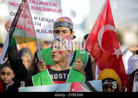 Gaziantep, Turkiye. 23 dicembre 2023. Decine di manifestanti si riuniscono nella città turca meridionale di Gaziantep per chiedere la libertà della Palestina. I partecipanti hanno alzato la bandiera palestinese accanto a quella turca in solidarietà con i palestinesi, mostrando anche striscioni che chiedevano la fine dell'operazione militare israeliana a Gaza e la protezione dei medici palestinesi nell'enclave palestinese assediata. La manifestazione è stata organizzata dalla IHH Humanitarian Relief Foundation Foto Stock