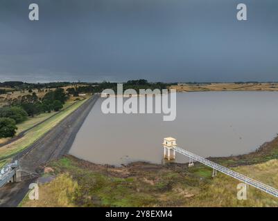 Veduta aerea di un cielo buio piovoso sopra una torre d'acqua nel serbatoio di Malmsbury nel Victoria centrale, Australia. Foto Stock