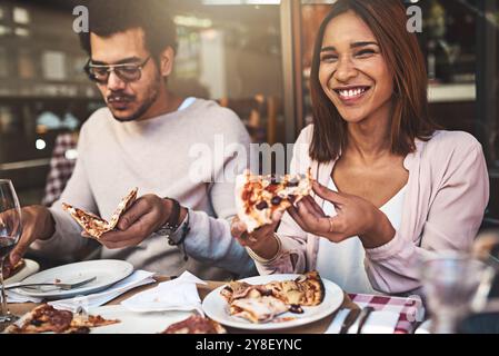 Coppia felice, cena e ritratto al ristorante per l'Unione, matrimonio e pizza per festeggiare. Gente, ridendo e divertente conversazione per amore Foto Stock