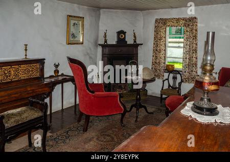 Cultra County Down Northern Ireland 06 settembre 2024 - Parlour con mobili d'epoca e un pianoforte verticale Foto Stock