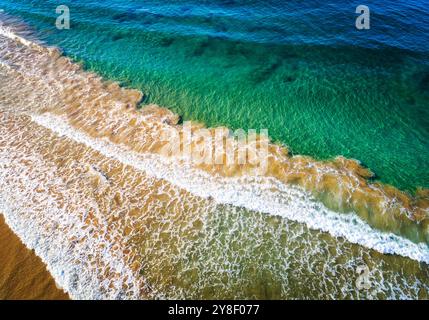 Vista del drone sulla costa del mare Foto Stock