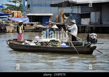 CAI RANG, VIETNAM - 17 FEBBRAIO 2013: Persone che viaggiano e lavorano con le loro barche di legno nel delta del Mekong dove il trasporto è possibile solo su b Foto Stock