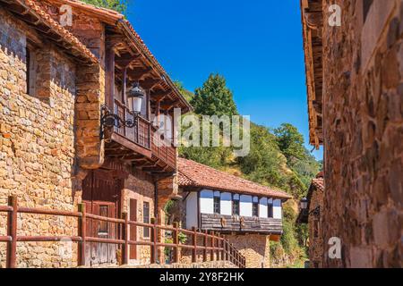 Strada idilliaca con edifici in pietra, Bárcena Mayor, Cantabria Foto Stock