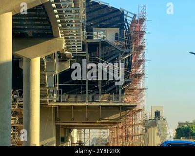 Cairo, Egitto, 24 settembre 2024: Stazione della monorotaia in costruzione con ponteggi e gru, la monorotaia del Cairo è una monorotaia a due linee Foto Stock