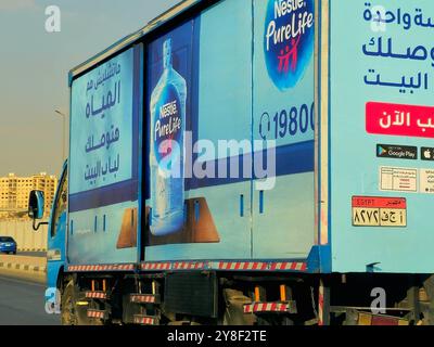 Cairo, Egitto, settembre 25 2024: Veicolo per la consegna di bottiglie di plastica Nestle pure Life, Nestlé SA multinazionale svizzera per la lavorazione di alimenti e bevande Foto Stock