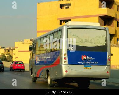 Cairo, Egitto, settembre 25 2024: Minibus per il trasporto di passeggeri a motore della British University in Egitto, BUE British Education style e premi d Foto Stock