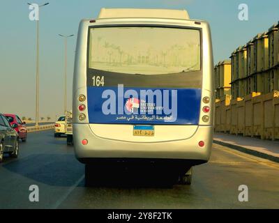 Cairo, Egitto, settembre 25 2024: Minibus per il trasporto di passeggeri a motore della British University in Egitto, BUE British Education style e premi d Foto Stock