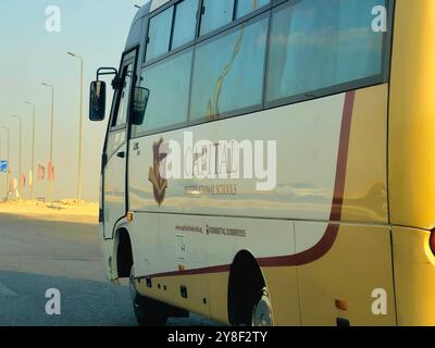 Cairo, Egitto, settembre 25 2024: Capital International Schools minibus trasporto passeggeri, CIS fornisce internazionale americano, britannico Foto Stock