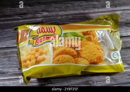 Cairo, Egitto, 24 settembre 2024: Falafel prefritto surgelato Basma, polpette di falafel prefritte tradizionali egiziane, hamburger verde, a base di ceci macinati, Foto Stock