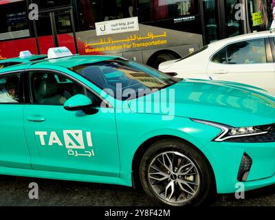 Mecca, Arabia Saudita, 8 giugno 2024: Mecca Makkah taxi, utilizzato per trasportare pellegrini Hajj all'interno e all'esterno della città Santa, taxi, un tipo di veicolo Foto Stock