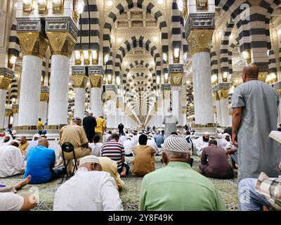 Medina, Arabia Saudita, giugno 28 2024: L'interno della Moschea del Profeta o al Masjid al Nabawi, un importante sito di pellegrinaggio che cade sotto il purvi Foto Stock