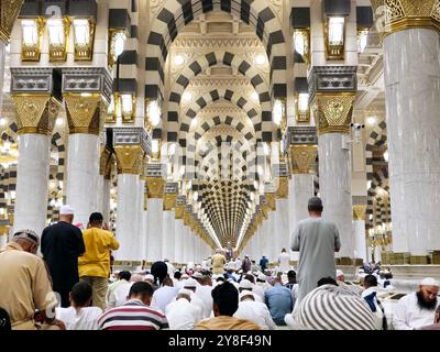 Medina, Arabia Saudita, giugno 28 2024: L'interno della Moschea del Profeta o al Masjid al Nabawi, un importante sito di pellegrinaggio che cade sotto il purvi Foto Stock