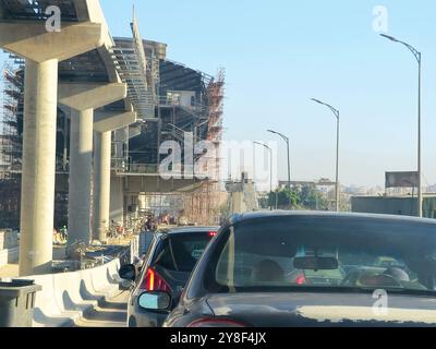 Cairo, Egitto, 24 settembre 2024: Stazione della monorotaia in costruzione con ponteggi e gru, la monorotaia del Cairo è una monorotaia a due linee Foto Stock
