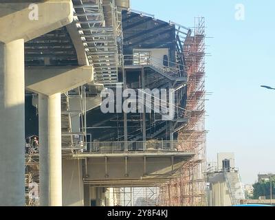 Cairo, Egitto, 24 settembre 2024: Stazione della monorotaia in costruzione con ponteggi e gru, la monorotaia del Cairo è una monorotaia a due linee Foto Stock