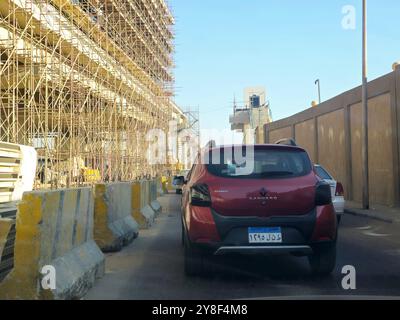 Cairo, Egitto, 24 settembre 2024: Stazione della monorotaia in costruzione con ponteggi e gru, la monorotaia del Cairo è una monorotaia a due linee Foto Stock