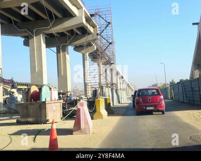 Cairo, Egitto, 24 settembre 2024: Un sito di struttura monorotaia in costruzione con impalcature, la monorotaia del Cairo è una monorotaia a due linee rapida Foto Stock