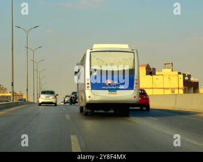 Cairo, Egitto, settembre 25 2024: Minibus per il trasporto di passeggeri a motore della British University in Egitto, BUE British Education style e premi d Foto Stock