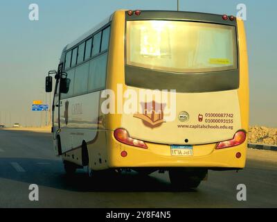 Cairo, Egitto, settembre 25 2024: Capital International Schools minibus trasporto passeggeri, CIS fornisce internazionale americano, britannico Foto Stock