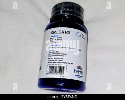 Cairo, Egitto, settembre 26 2024: OMEGA RX Infinity Clinic Pharma, Omega 3 DHA-EPA puro olio di pesce, gomme senza gelatina, sapore fruttato naturale, mercurio Foto Stock