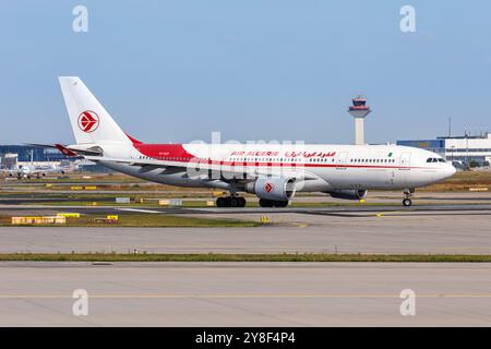 Air Algerie Airbus A330-200 Flugzeug Flughafen Francoforte in Deutschland Francoforte, Deutschland - 6. Agosto 2024: Ein Airbus A330-200 Flugzeug der Air Algerie mit dem Kennzeichen 7T-VJY am Flughafen a Francoforte, Germania. *** Air Algerie Airbus A330 200 aeromobili Francoforte Aeroporto in Germania Francoforte, Germania 6 agosto 2024 un Airbus A330 200 Air Algerie con registrazione 7T VJY presso l'aeroporto di Francoforte, Germania Foto Stock