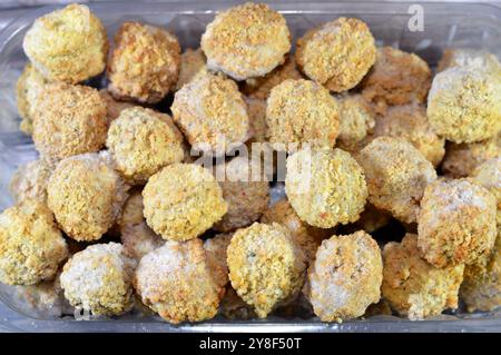 Falafel pre-fritto congelato, una palla frittata o frittella a forma di polpa di origine egiziana, a base di fagioli larghi, ceci macinati, o entrambi, l'Easte centrale Foto Stock